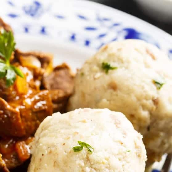 Knödel mit Gulasch