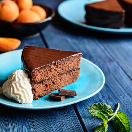 Nachtisch, ein Schokokuchen mit Sahne